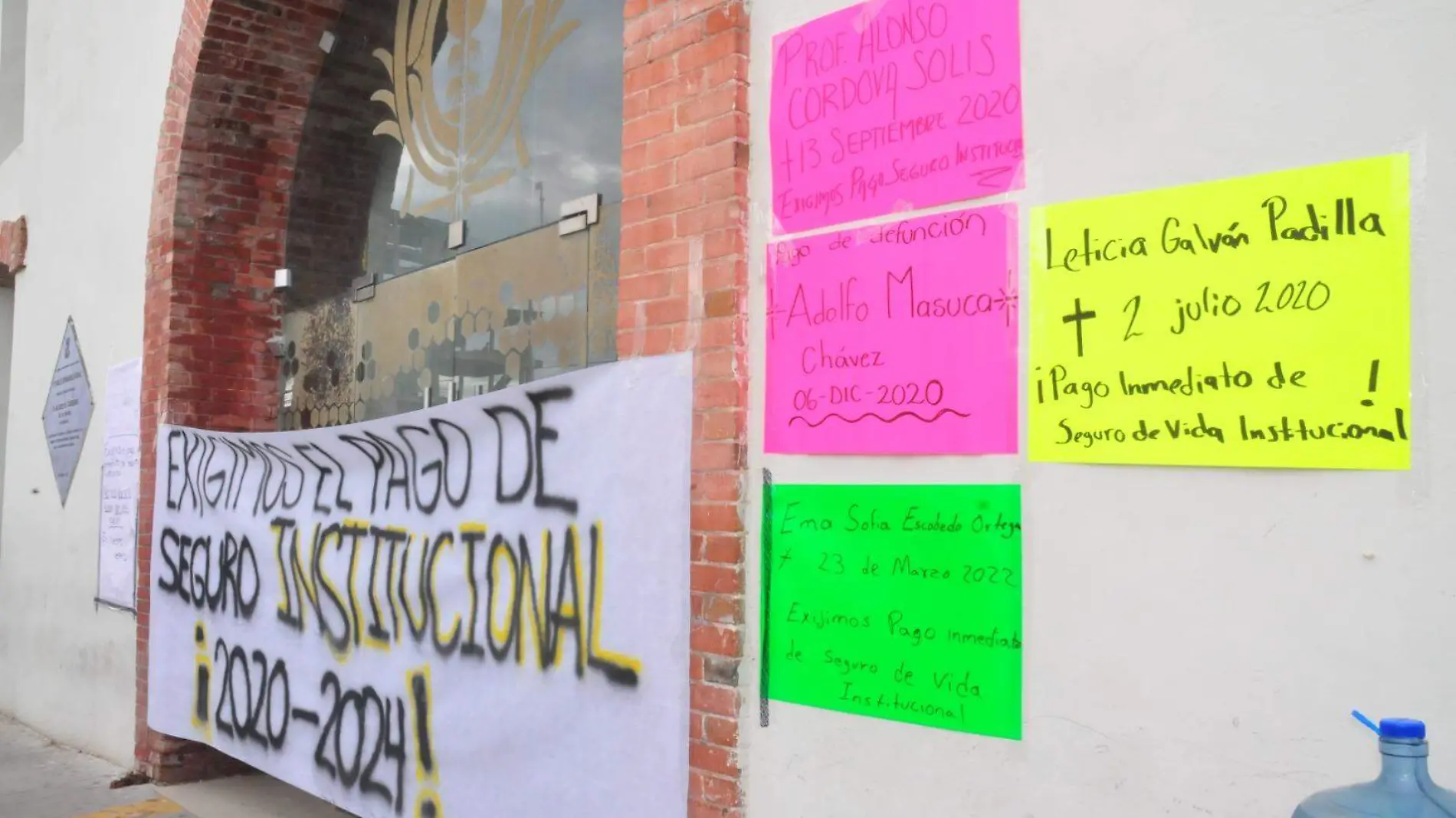 Hijos de maestros fallecidos reclaman pagos de la pasada administración